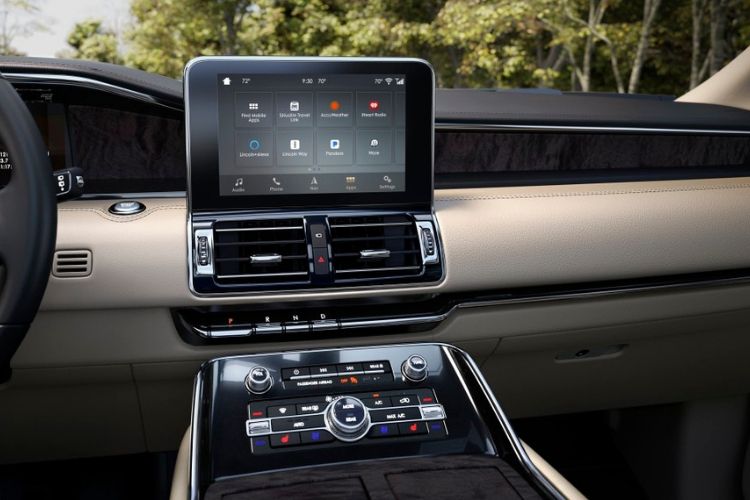 vehicle buying handbook - Buying A Lincoln Navigator Whitby - Lincoln Navigator Console - cropped