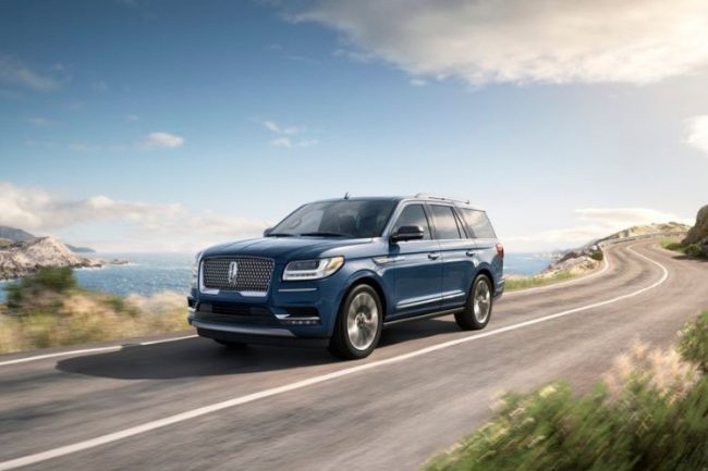 vehicle buying handbook - Buying A Lincoln Navigator Whitby - Lincoln Navigator Outdoors Day - cropped