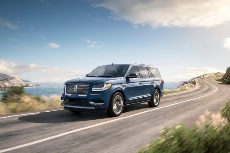vehicle buying handbook - Buying A Lincoln Navigator Whitby - Lincoln Navigator Outdoors Day - cropped