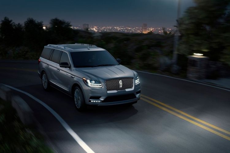 vehicle buying handbook - Buying A Lincoln Navigator Whitby - Lincoln Navigator Outdoors Night - cropped
