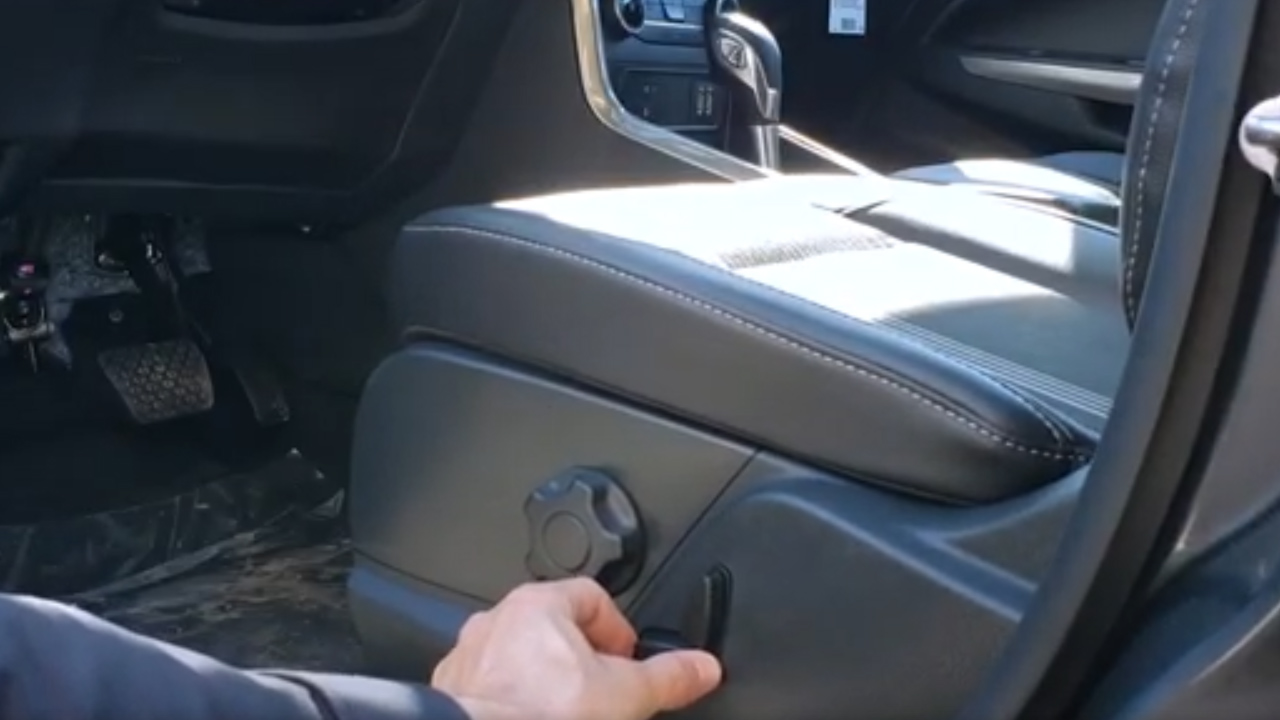 How to Adjust the Drivers Seat on the 2020 Ford EcoSport SES